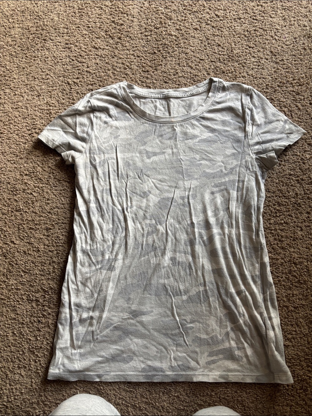 GAP Women's Light Gray Camo Short Sleeve Tee